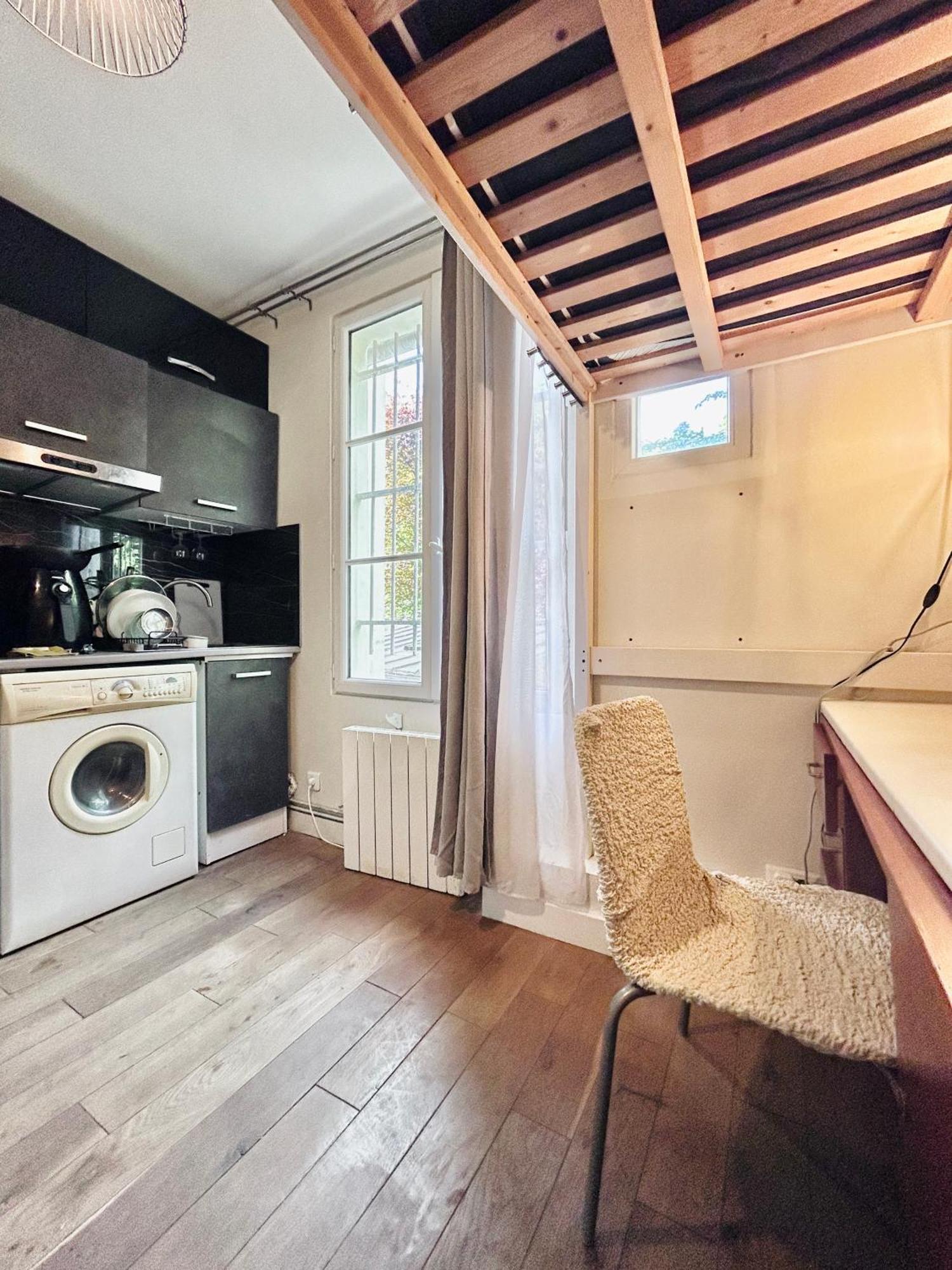 Studette Pour Etudiante, Proche De La Tour Eiffel Appartement