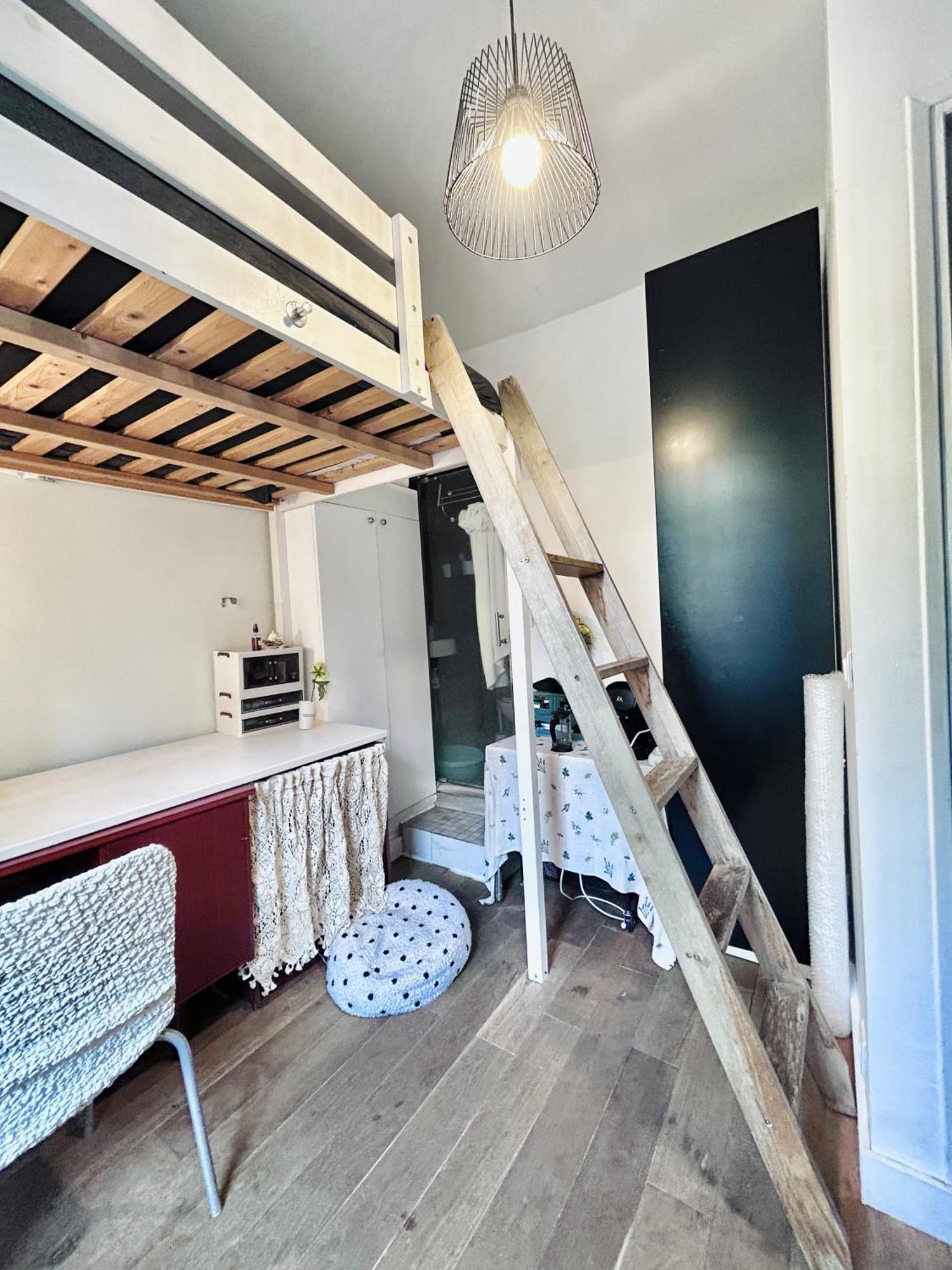 Appartement Studette Pour Etudiante, Proche De La Tour Eiffel Paris