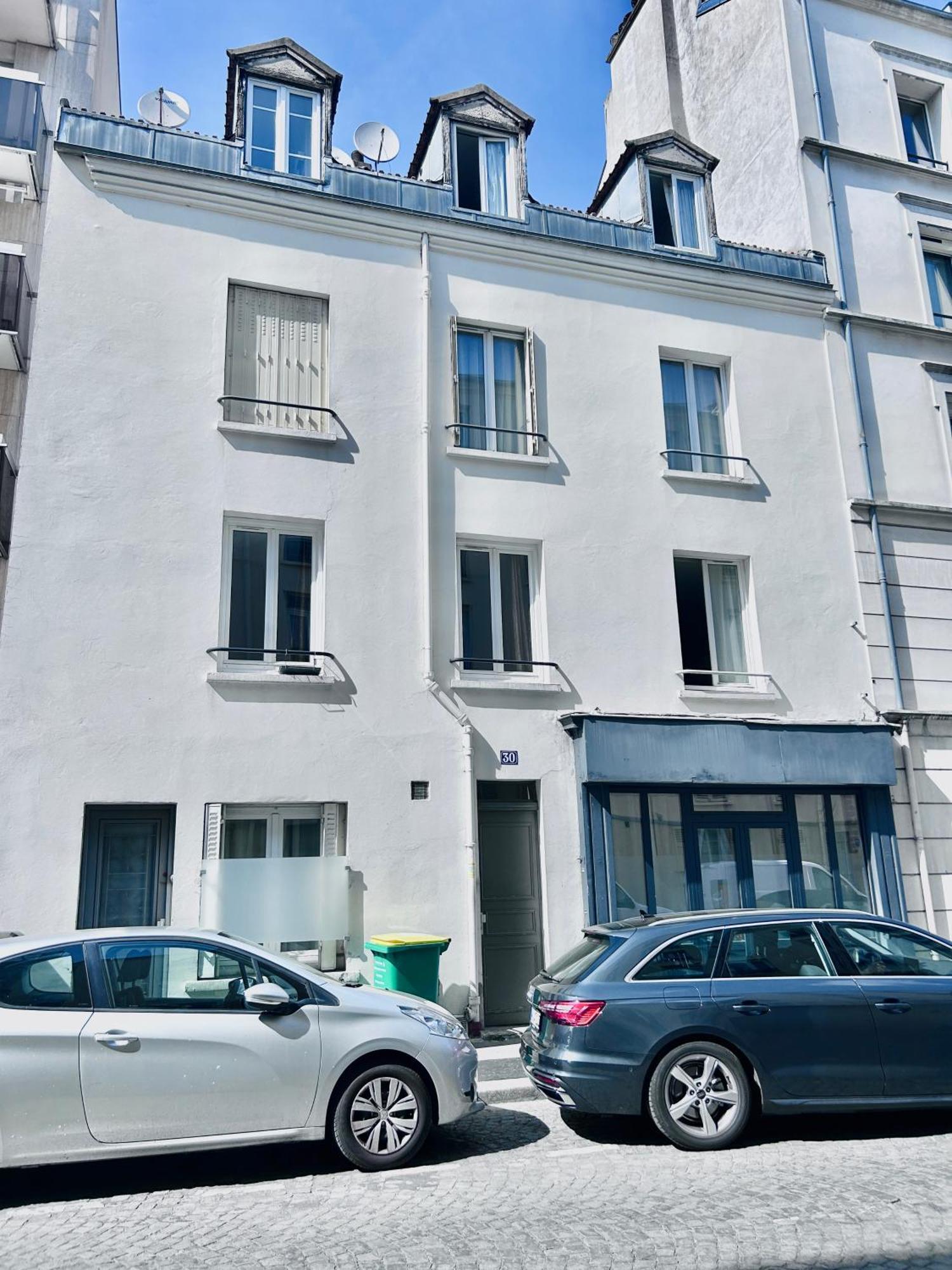Studette Pour Etudiante, Proche De La Tour Eiffel Appartement